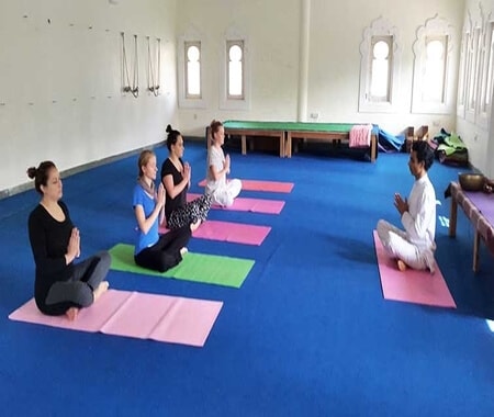 Aula de ioga em Delhi