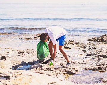 Programa de voluntariado para limpeza de praias na Espanha