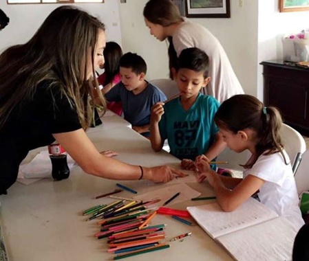 Voluntário ensinando inglês na Costa Rica